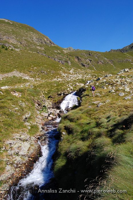 04 Il ruscello che alimenta la cascata di Val Sambuzza.JPG